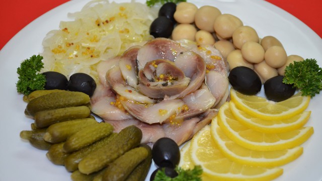 Как просто и красиво подать селедку