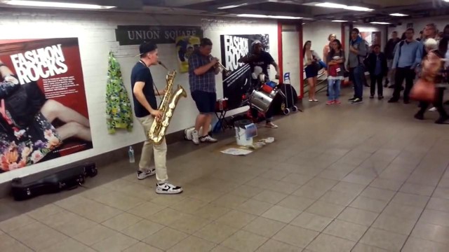 Невероятные ребята играют в нью-йоркском метро 