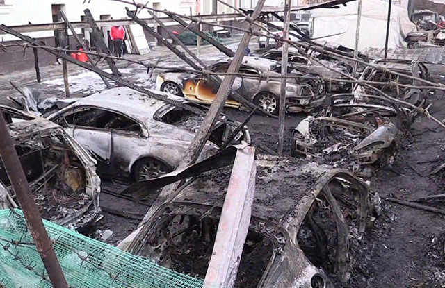 В центре Москвы сгорел десяток элитных автомобилей