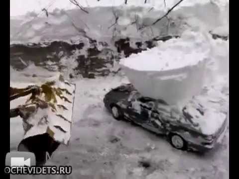 Трактор Ковшом Срезал с Крыши Автомобиля Сугроб 