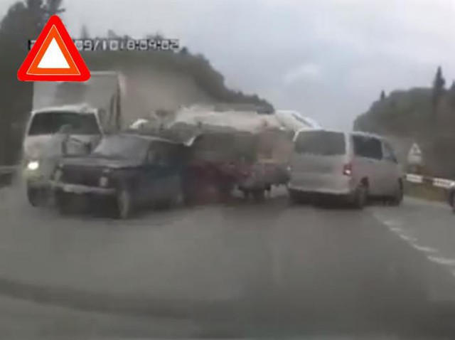 ДТП с последствиями - сразу 5 помятых машин