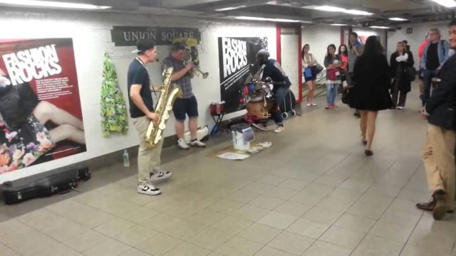 Музыканты в подземке просто жгут