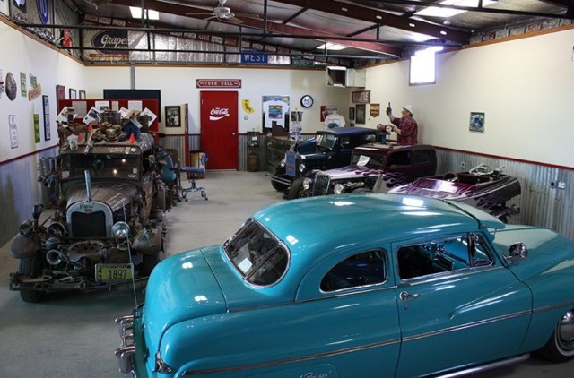 Мужчина делает миниатюрные копии автомобилей для своего музея