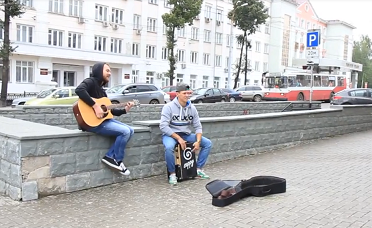Уличные музыканты помогли бездомному 