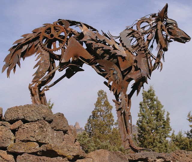 Скульптура волка из металлалома
