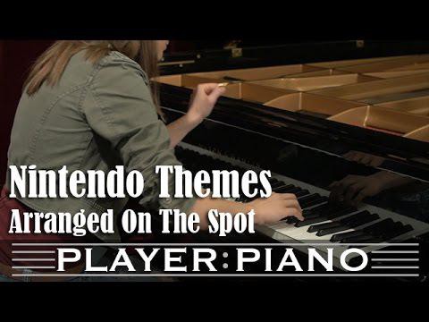Девушка играет на пианино музыкальные темы из приставочных игр