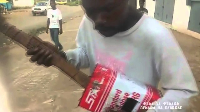 У парня нету денег на гитару, он решил сделать её сам