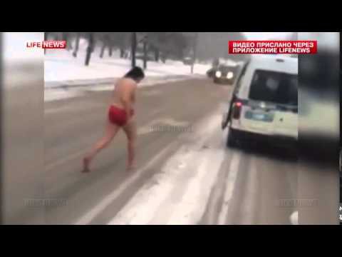 В Москве задержали девушку, которая бегала по дороге голышом