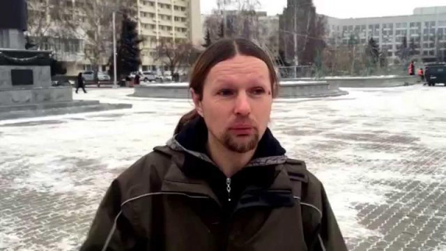 Мужик бреет брови, чтобы бороться с депрессией