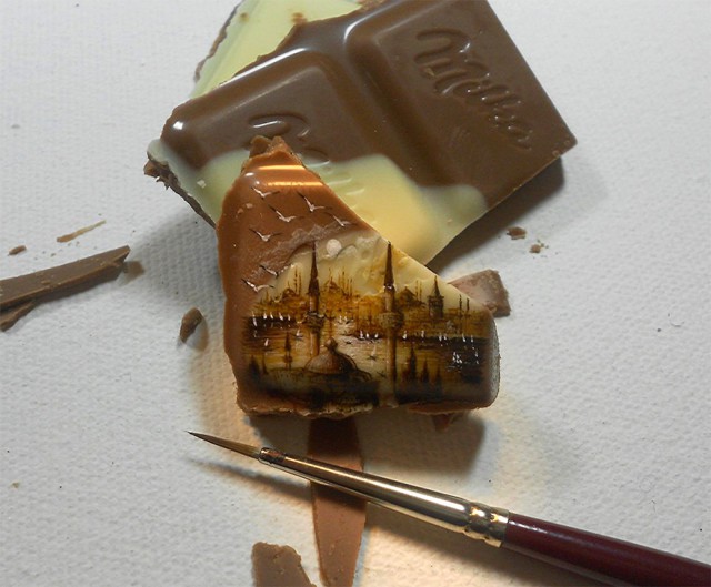 Миниатюрные рисунки на еде 