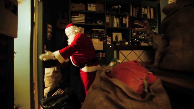 Не надо так с дедушкой... поберегите Дед Мороза до следующего года!