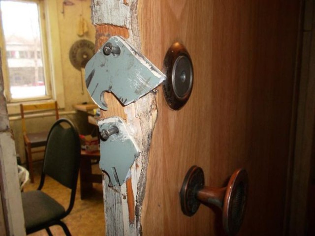 Используя элемент декора интерьера, воры проникли в мастерскую художника