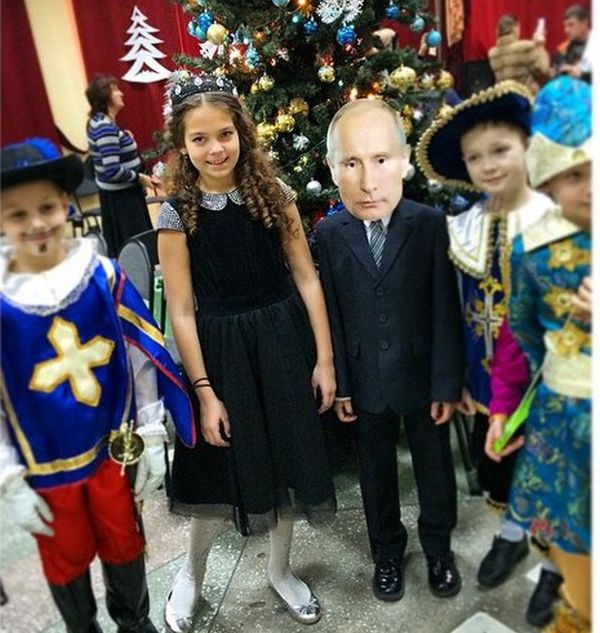 Благовещенский гимназист пришел на утренник в костюме Путина
