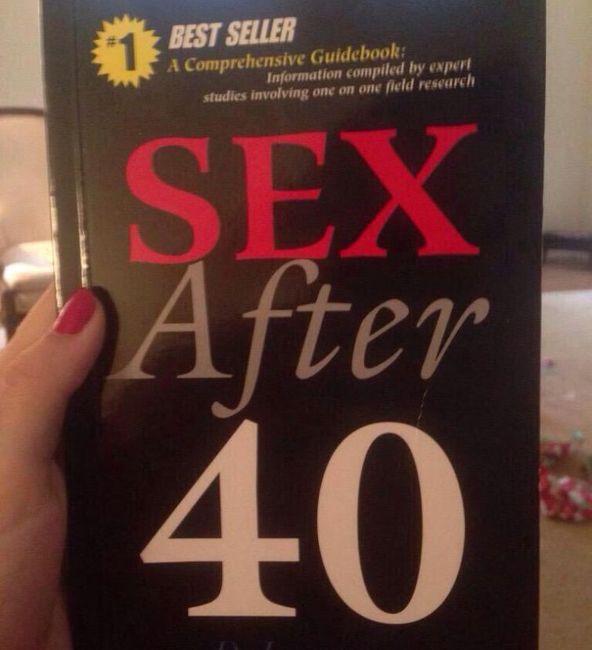 Дочь подарила маме на Рождество книгу "Секс после 40"