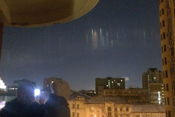 Над Москвой в ночь на Рождество появились необычные световые столбы