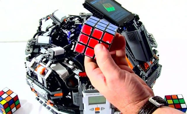Робот моментально собрал кубик Рубика