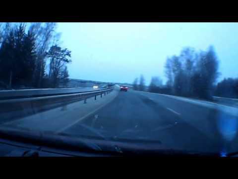 Перевертыш с телефоном в руках