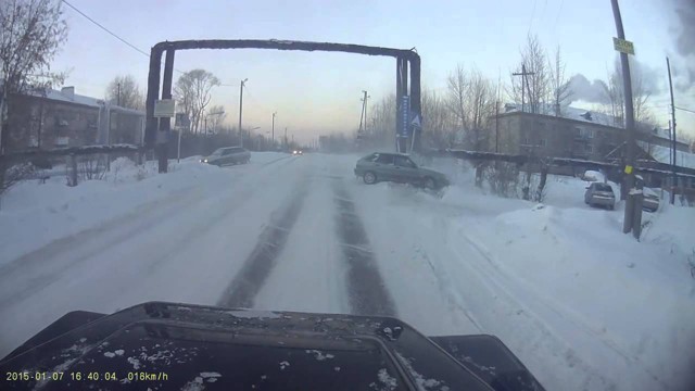 Занесло в трубы. ДТП Пермь 07.01.2015
