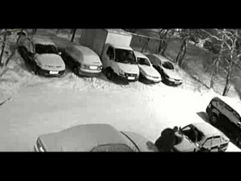 Добрый сосед почистил от снега машины