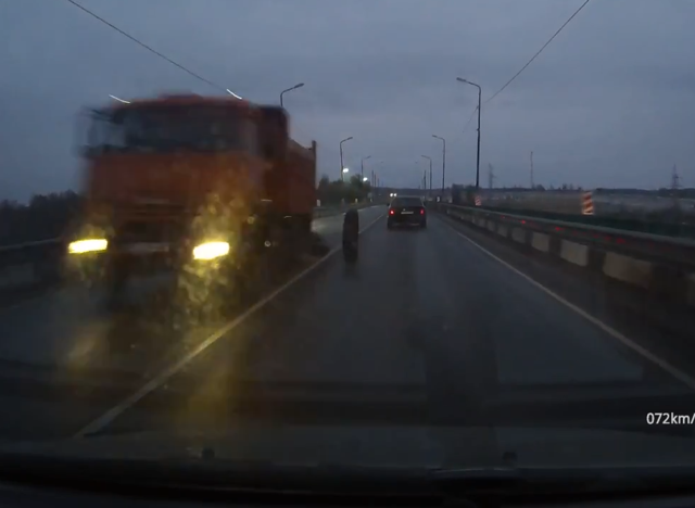Камаз потерял колесо
