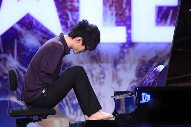 Участник китайского шоу талантов, не имеющий обеих рук исполнил "Полет шмеля" ногами