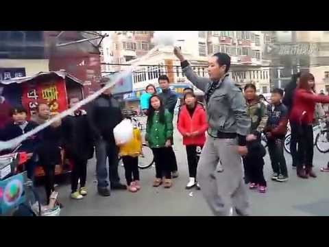 Уличные танцы от продавцы сладкой ваты