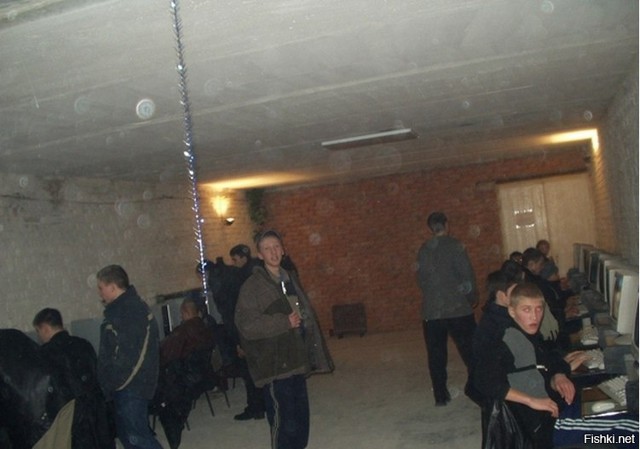 Типичный компьютерный клуб начала 2000-х