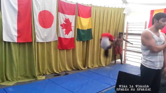 Человек который может делать сальто бесконечно 