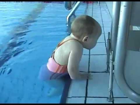 Отважная малышка учится плавать