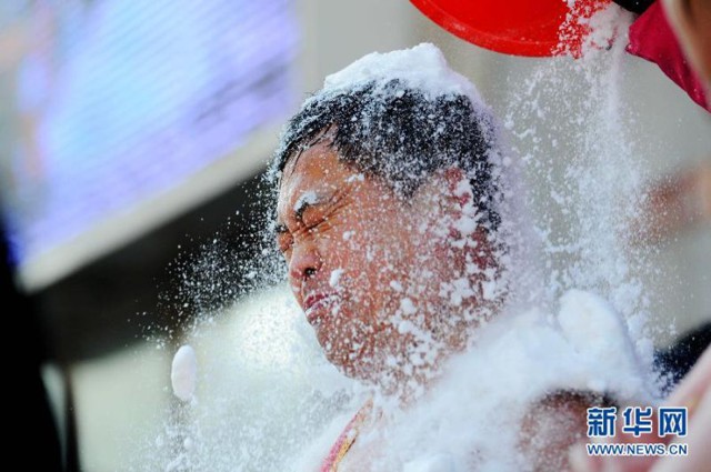 Китаец Jin Songhao высыпал на себя 100 ведер снега