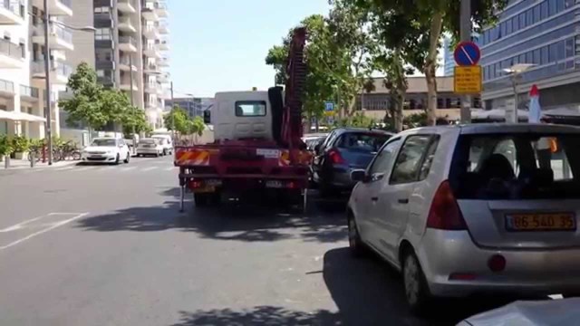 вот так у нас эвакуируют неправильно припаркованные автомобили 