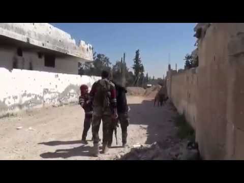Сирийские солдаты дали мальчишке оружие