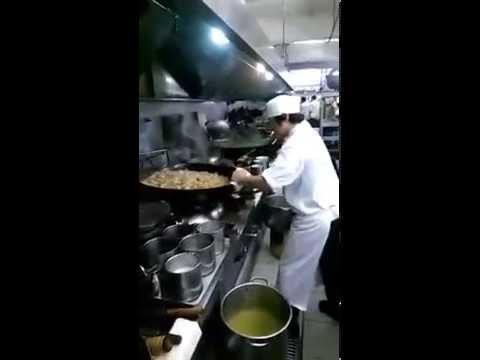 Китайский повар-виртуоз