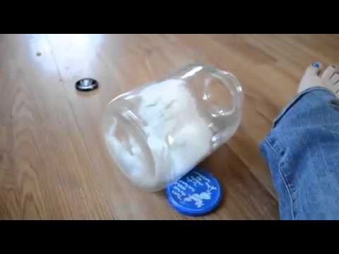 Кот в стеклянной банке