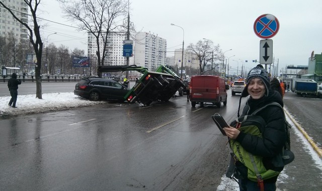 Эвакуатор упал на машину во время погрузки