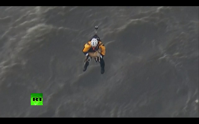 В Калифорнии спасатели на вертолете вытащили собаку из реки 