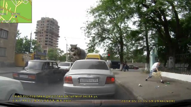 Красавчик, наказал мусорщика.Всем бы так делать 