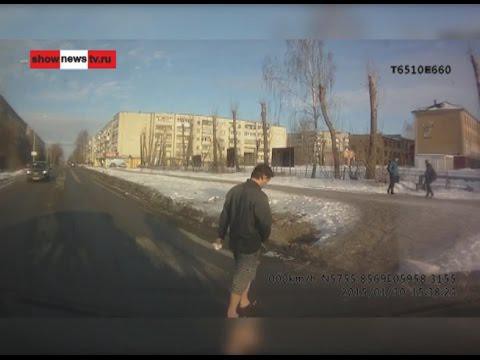 Бухой в шортах и тапках идёт по зебре и отливает 