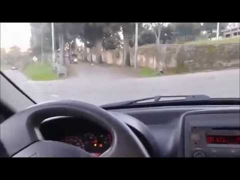 Перегруженный тук-тук и холм