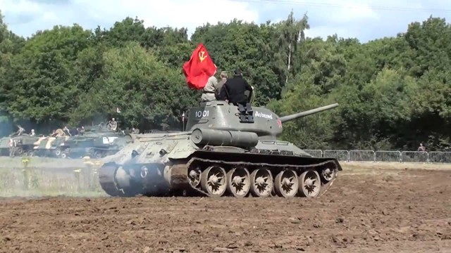 Русский танк Т-34 на шоу в Англии "Война и Мир" 