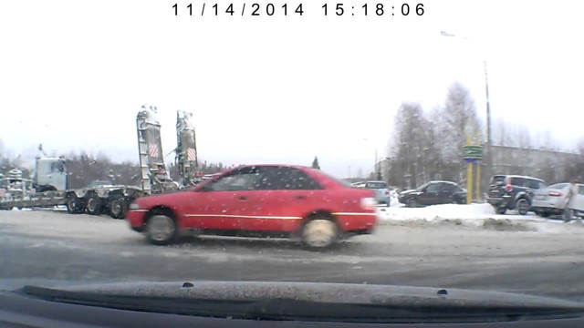 Грузовик в заносе снес легковушку