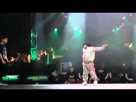 Маленькая девочка классно танцует брейк данс