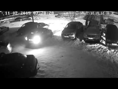 Дама выезжает с парковки 
