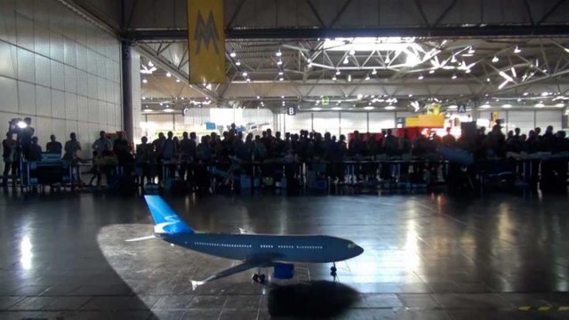 Надувной самолет на радиоуправлении