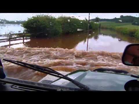 Land Rover Defender в наводнение!