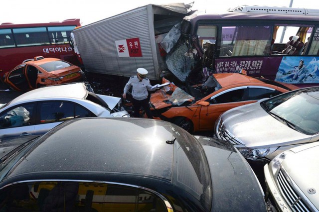Авария в Южной Корее с участием ста автомобилей