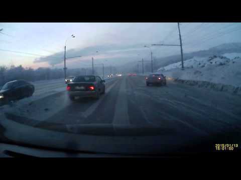 Внедорожник перепрыгнул через отбойник