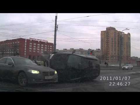 Столкнулись BMW и Mitsubishi 