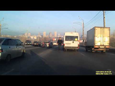 Девушка врезалась в маршрутку