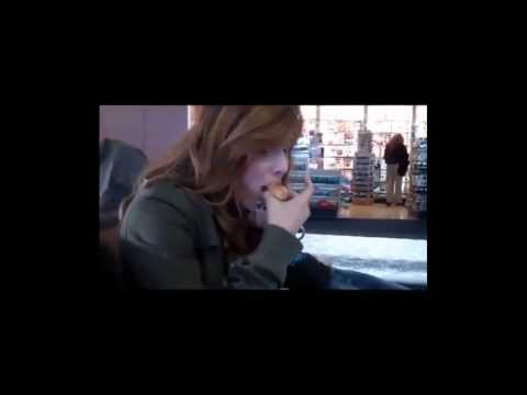Девушка ест пончик, чтобы не испачкаться кремом 